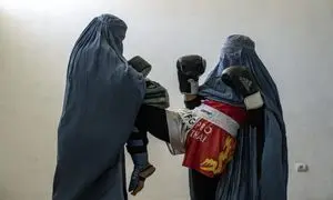 مبارزه جسورانه دختر افغان در برابر طالبان + عکس