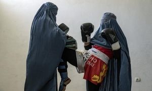 مبارزه جسورانه دختر افغان در برابر طالبان + عکس