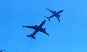 پرواز خطرناک دو هواپیمای مسافربری در نزدیکی یکدیگر (ویدیو)