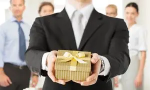 چرا اعطای هدیه سازمانی از سوی شرکت‌ها مهم است؟