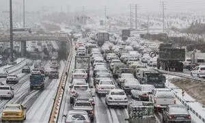 برف سنگین خیابان های تهران را قفل کرد/ 24 ساعت سخت برای تهرانی ها