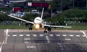 لحظه دلهره آور فرود هواپیمای مسافربری در دل طوفان (ویدیو)