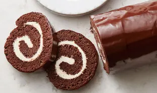 کیک اسفنجی رولی بنیس ؛ یک سوئیس رول واقعی و خوشمزه!