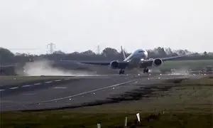 اشتباه هولناک خلبان هنگام فرود هواپیمای مسافربری (ویدیو)