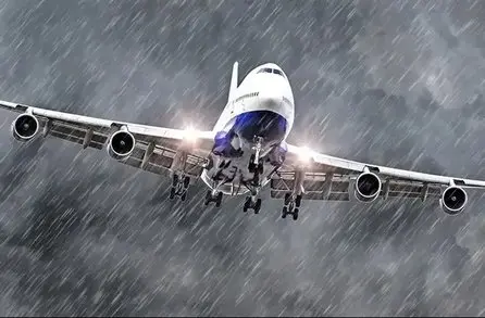 فرود و تیک آف هواپیمای مسافربری در باران شدید (ویدیو)