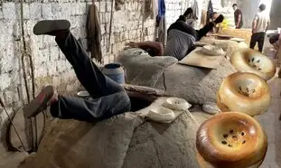 شیوه جالب پخت نان در سمرقند (ویدیو)