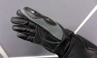 دلایلی که مجبورتان می‌کند از دستکش موتور سواری استفاده کنید