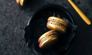 10 عطر گرانقیمت زنانه در سال 2023 که هوش از سر آقایان می برند