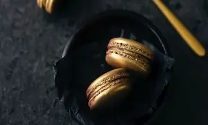 10 عطر گرانقیمت زنانه در سال 2023 که هوش از سر آقایان می برند