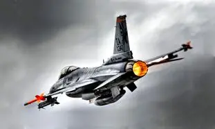 خودنمایی و پرواز جت جنگنده اف ۱۶ در آسمان (ویدیو)