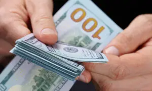 قیمت دلار در تعطیلات صعودی است یا نزولی؟