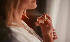 پرفروش ترین عطر های زنانه بازار کدامند؟ (اردیبهشت)