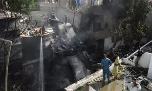 نجات معجزه آسای یک نوزاد از سقوط هواپیما در پاکستان