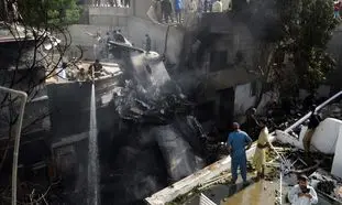 نجات معجزه آسای یک نوزاد از سقوط هواپیما در پاکستان