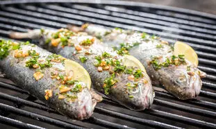 روش جالب پخت ماهی با نمک در دل طبیعت (ویدیو)