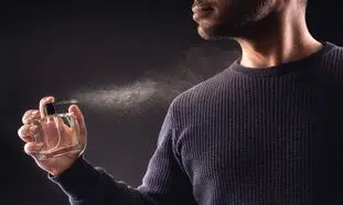 10 عطر جذاب مردانه از نگاه خانم ها