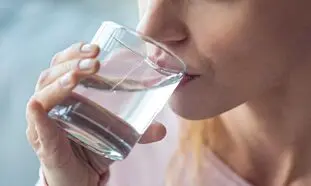 تابستان روزی چند لیوان آب بنوشیم؟