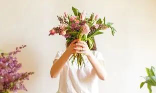 چرا گل‌ ها بهترین انتخاب برای هدیه هستند؟