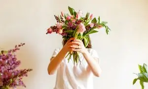 چرا گل‌ ها بهترین انتخاب برای هدیه هستند؟