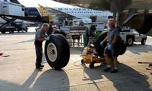 روش جالب تعویض لاستیک هواپیمای مسافربری ایرباس (ویدیو)