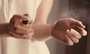 با این 5 عطر  زنانه در مهمانی های تابستانه بدرخشید