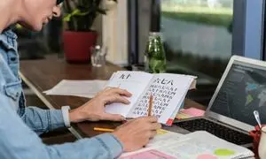 5 شغل دورکاری با حقوق بالای 8 میلیون تومان برای مترجم ها