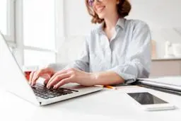 6 شغل با حقوق بالای 15 میلیون تومان برای خانم ها (شهریور 1402)