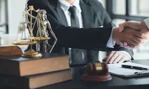 6 شغل با حقوق بالای 15 میلیون تومان برای کارشناسان حقوق