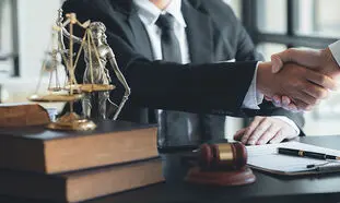 6 شغل با حقوق بالای 15 میلیون تومان برای کارشناسان حقوق