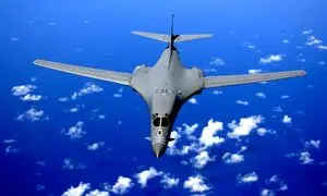 بمب افکن های راهبردی B-1B امریکا در کمین ناوهای جنگی روسیه