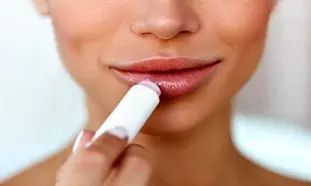 4 مزیت استفاده روزانه بالم لب/ پرفروش ترین بالم لب بازار