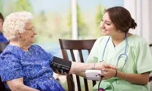 استخدام پرستار سالمند در منزل، به جای خانه سالمندان