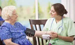 استخدام پرستار سالمند در منزل، به جای خانه سالمندان
