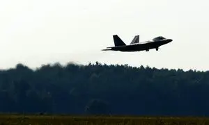 مانور جنگنده های اف ۱۶ آمریکایی در آسمان لهستان (ویدیو)