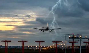 مهارت خیره کننده خلبان هواپیمای مسافربری در لحظه آخر فرود (ویدیو)