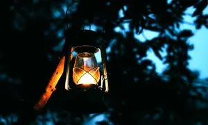 ساخت چراغ خواب خلاقانه با شیشه رب گوجه فرنگی (ویدیو)
