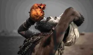 تصاویری از آدمخواران هندی که گوشت انسان، مدفوع و سم می‌خورند