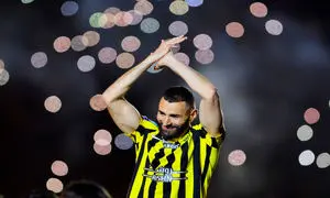 هجوم و حمله دوباره مردم به محل اقامت کریم بنزما در اصفهان