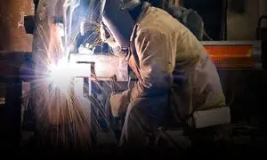 تولید کلاه‌ کار در ارتفاع و کلاه‌ مهندسی در شرکت تک پلاست