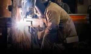 تولید “کلاه‌ کار در ارتفاع” و “کلاه‌ مهندسی” در شرکت تک پلاست