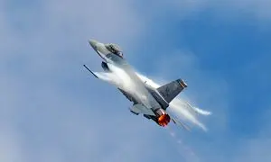 مانور وحشیانه جت جنگنده اف 16 (ویدیو)