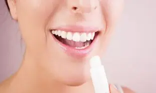 5 روغن طبیعی جایگزین بالم لب / معجزه زیبایی خانم ها