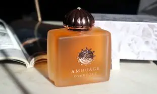 پرفروش ترین عطر زنانه آمواج با طبع گرم برای زمستان 1402