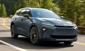 همه چیز درباره تویوتا کراون سینیا مدل 2025