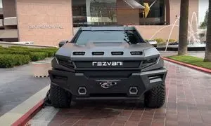 قدرت نمایی خودروی زرهی غول پیکر در خیابان فرشته تهران (ویدیو)