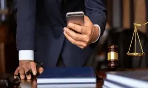 مزایای استفاده از وکیل تلفنی