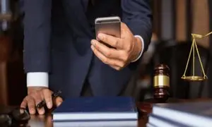 مزایای استفاده از وکیل تلفنی