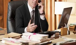چگونه از مشاور حقوقی تلفنی کمک بگیریم؟