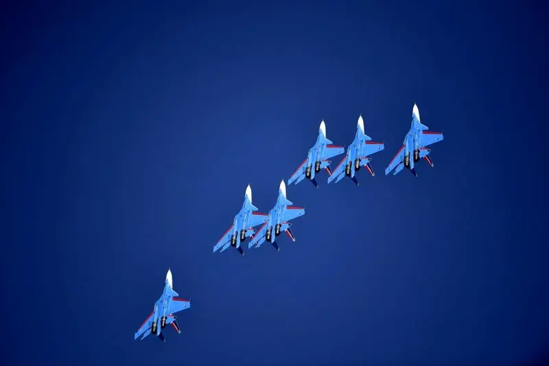 پرواز آکروباتیک جت جنگنده سوخو 35 در آسمان دبی (ویدیو)