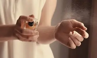 5 عطر گرم زنانه زیر 3 میلیون برای مهمانی های شبانه